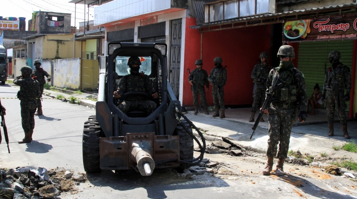 Agência de Notícias - Parceiro - Soldados do exército durante operação na comunidade da Vila Kennedy, Zona Oeste do Rio, neste sábado (03). Foto: Johnson Parraguez/Parceiro/Agência O Dia