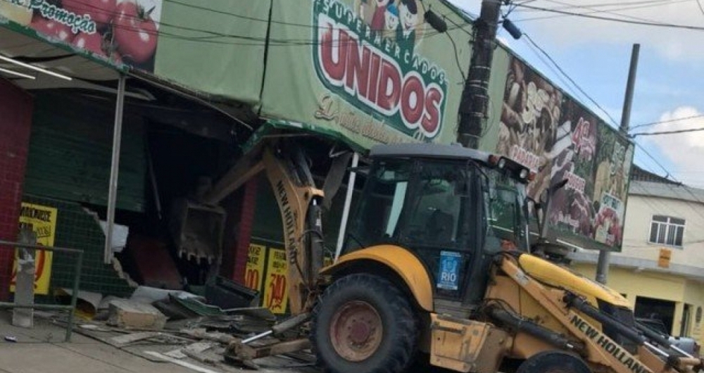 Bandidos usaram retroescavadeira para arrombar supermercado em Belford Roxo