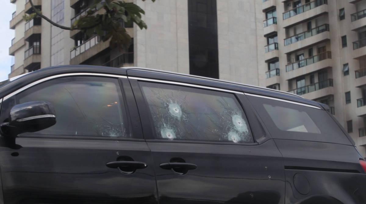 3-04-8--20 - Bandidos fazem arrastão de Sao Cristovão a Copacabana. O carro KIA , como marcas de perfurações, foi roubado pelos criminosos que na fuga, trocaram tiros com a Polícia. O carro é de uma mulher que saia de uma festa na Lagoa por volta das 4h da amanha. Foto de Maíra Coelho / Agência O Dia. Polícia , Violência, Arrastão, Crime, Vitima, Segurança, Falta