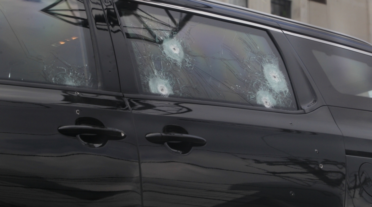 2018-03-04 - Bandidos fazem arrastão de Sao Cristovão a Copacabana. O carro KIA , como marcas de perfurações, foi roubado pelos criminosos que na fuga, trocaram tiros com a Polícia. O carro é de uma mulher que saia de uma festa na Lagoa por volta das 4h da amanha. Foto de Maíra Coelho / Agência O Dia. Polícia , Violência, Arrastão, Crime, Vitima, Segurança, Falta