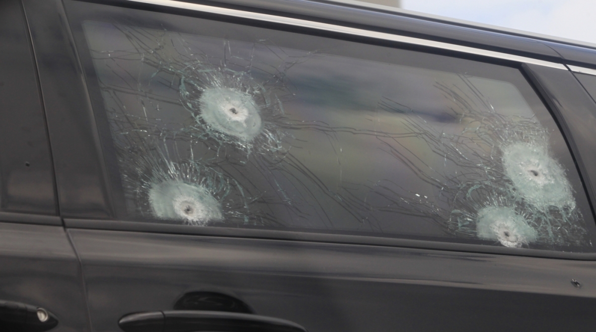 Carro, com marcas de perfurações, foi roubado pelos criminosos. Veículo é de uma mulher que saía de uma festa na Lagoa - Maíra Coelho/Agência O DIA