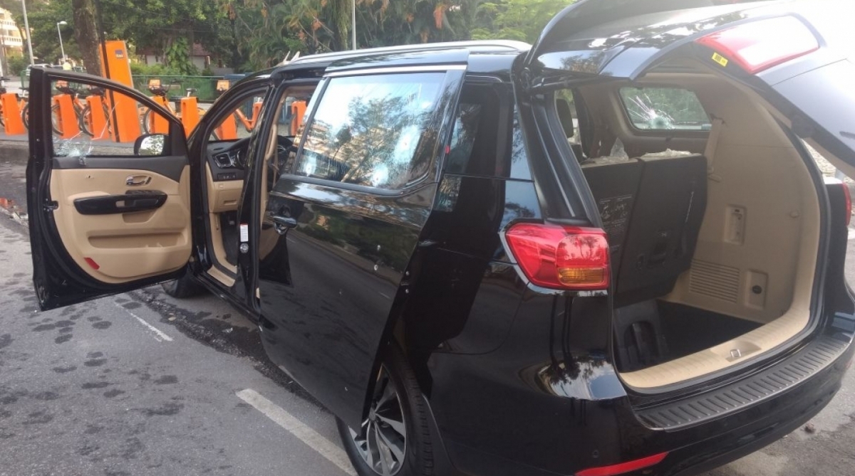 Carro roubado pelos menores era a prova de balas e ficou cheio de marca de tiros