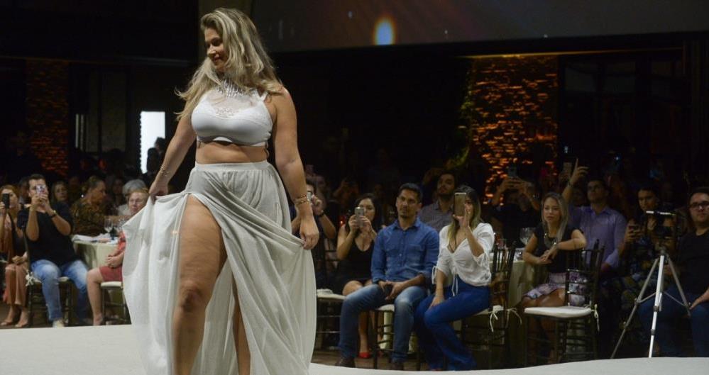 Fani Pacheco participa de desfile de lingerie