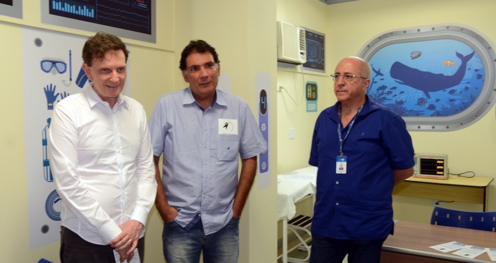 O prefeito Marcelo Crivella; o secret�rio municipal de Sa�de, Marco Antonio de Mattos; e o chefe do servi�o de anestesia do Hospital Jesus, Pedro Paulo Vanzilota, conversam no ambulat�rio da Cl�nica da Dor, decorada com cores e motivos