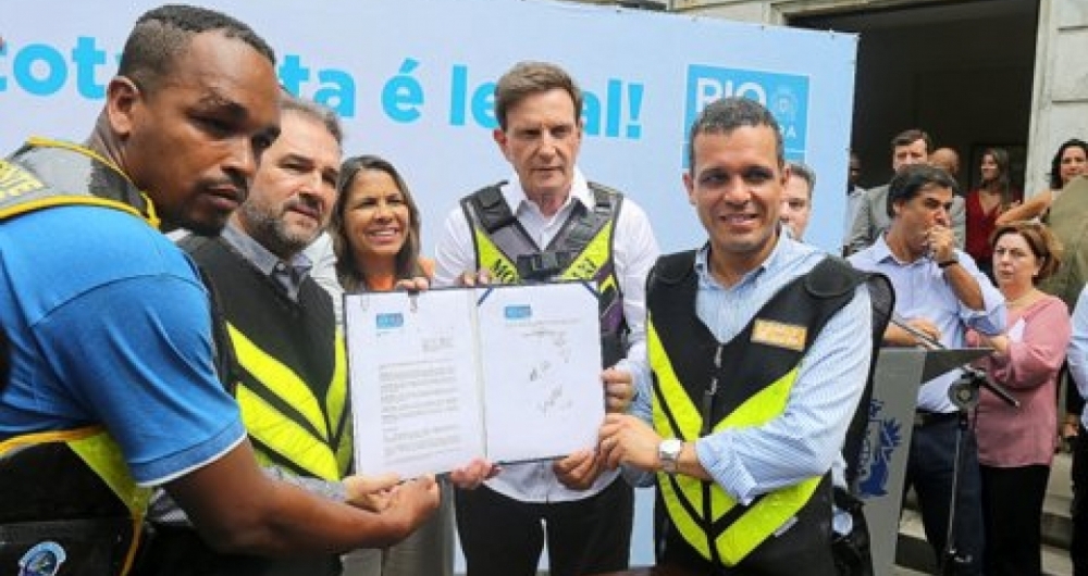 Prefeito Marcelo Crivella e o secret�rio de Transportes, Rubens Teixeira, na solenidade de assinatura do decreto que regulamenta a profiss�o de mototaxista