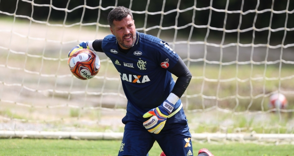 DE VOLTA
Julio Cesar treina para defender o 
Flamengo ap�s 
13 anos, tr�s meses e 12 dias
