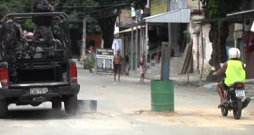 Policiais militares do Batalh�o de Choque fizeram opera��o na Vila Kennedy, em Bangu, ontem. Foram mapeados pelo menos 42 pontos de barricadas na favela e tiros assustaram moradores