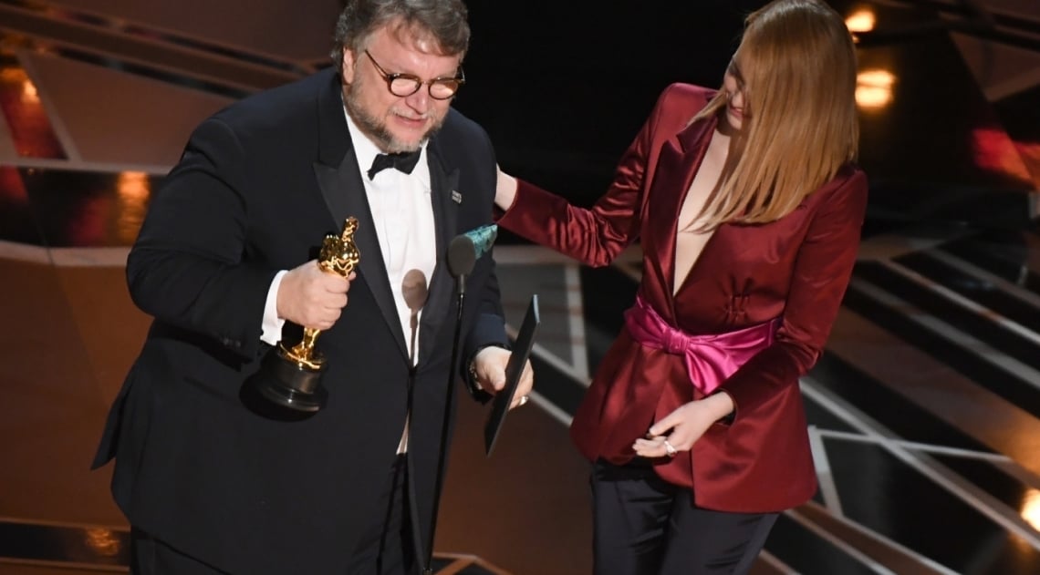 Diretor Guillermo del Toro recebe o prêmio de melhor diretor por 'A Forma da Água'