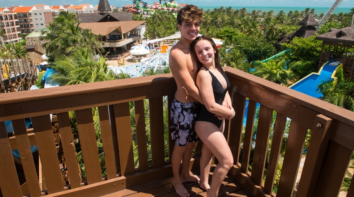 Larissa Manoela curte fim de semana com namorado em parque aquático de Fortaleza - João Melo / Divulgação