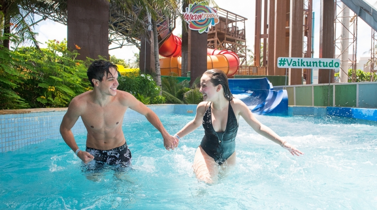 Larissa Manoela curte fim de semana com namorado em parque aquático de Fortaleza