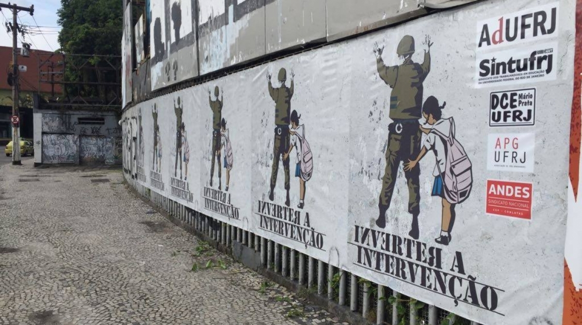 Faixa que criticava intervenção federal no Rio foi retirada por um homem