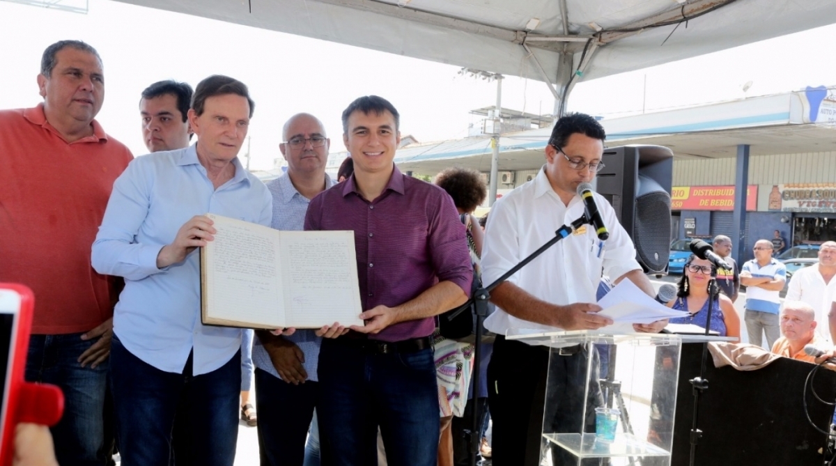 Marcelo Crivella e o secretário municipal de Assistência Social, Pedro Fernandes - Divulgação