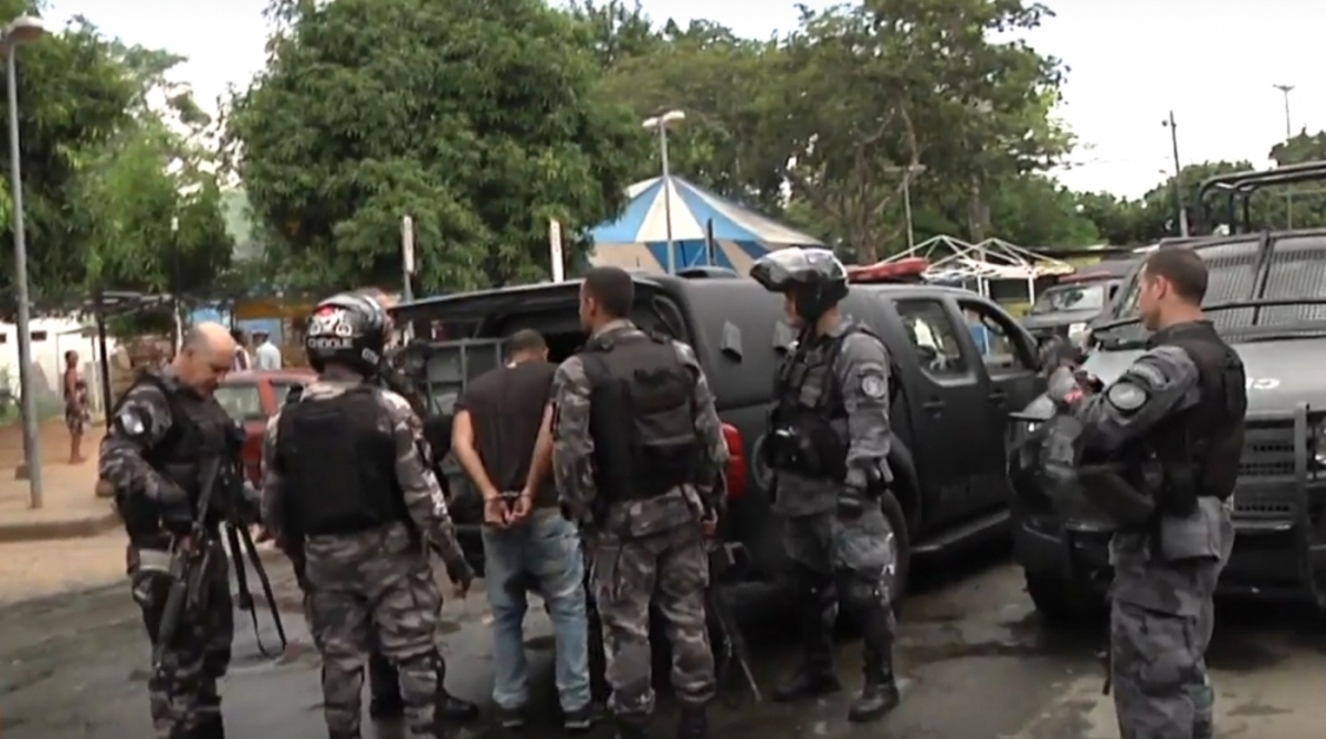 Policiais do Batalhão de Choque (BPChq) realizam, desde a manhã desta segunda-feira, uma operação policial no bairro de Vila Kennedy, em Bangu, na Zona Oeste da cidade. Tiros assustaram moradores da comunidade logo na chegada da PM. . Foto - Reprodução / Factual RJ