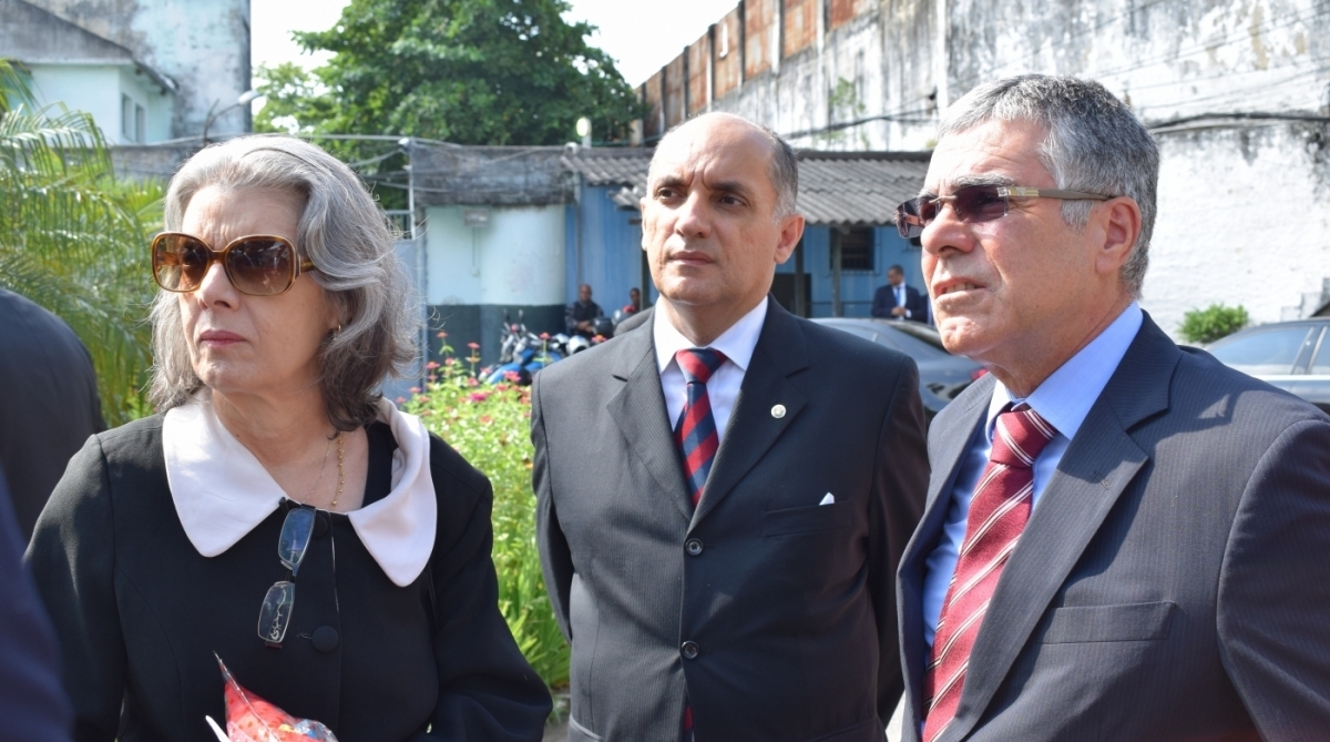 Carmem Lucia na visita a presídio - Divulgação