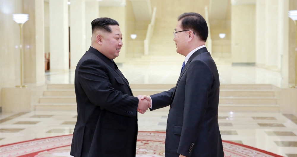 L�der da Coreia do Norte, Kim Jong-Un e diretor de seguran�a nacional da presid�ncia sul-coreana, Chung Eui-yong, se re�nem em Pyongyang.