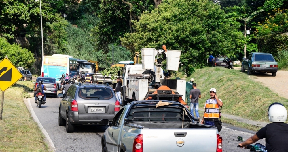 Rodovia Amaral Peixoto, RJ 104, na altura do bairro Caramujo, em Niterói