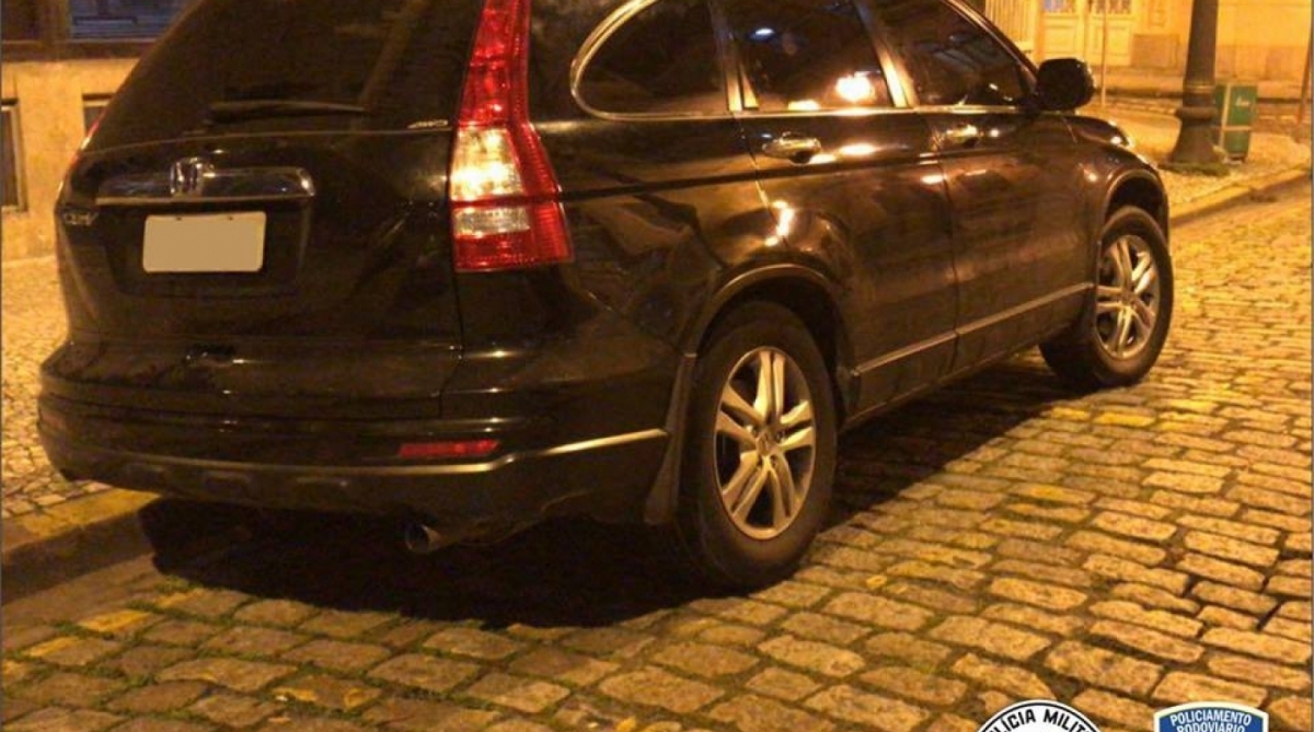 Policiais suspeitaram de CRV de cor preta estacionado às margens da rodovia e realizaram a abordagem.