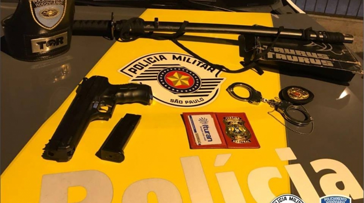 Objetos de cunho policial, como algemas, distintivos e simulacro de arma de fogo também foram apreendidos.