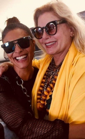 Juliana Paes e Vera Fischer se encontram em voo