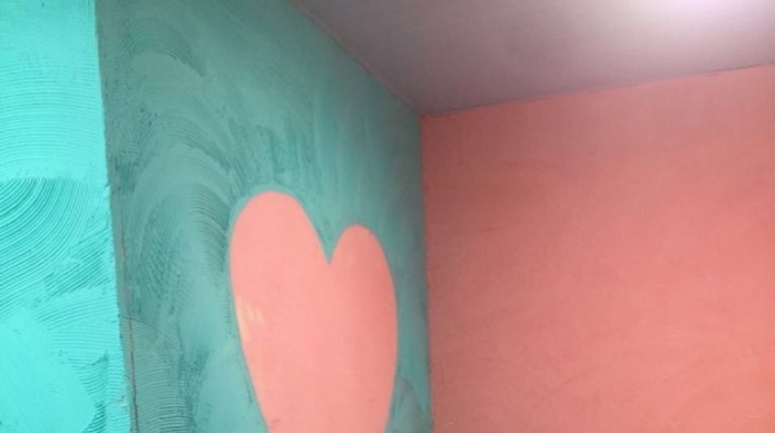 Parede de um dos quartos tinha até pintura temática: coração rosa
