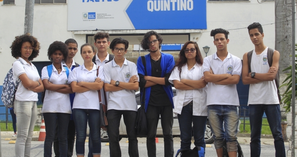 Estudantes fizeram um protesto ontem, em frente � unidade