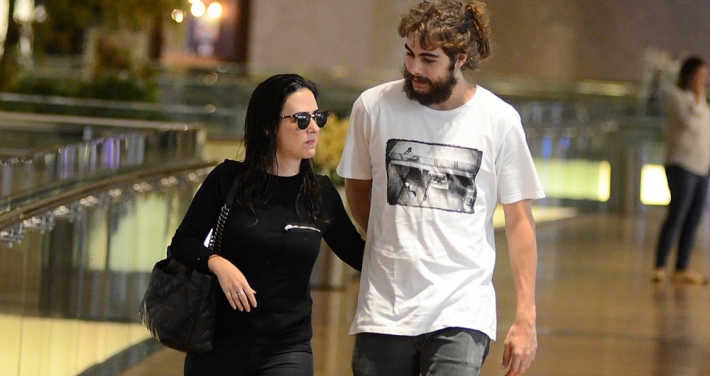 Tat� Werneck e Rafael Vitti passeiam no shopping