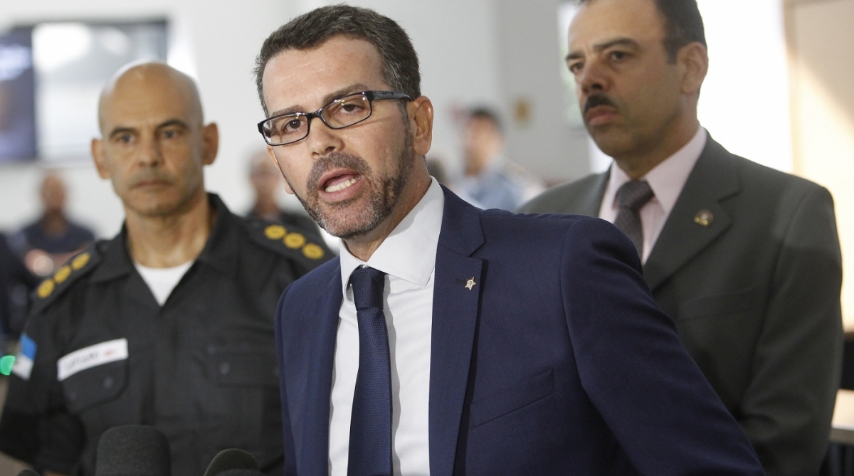 3-07-8--20 - Intervenção Militar na segurança do Rio de Janeiro / Reunião do CESI, Comitê Especial de Segurança integrada, para traçar diretrizes da intervenção e apresentar a nova cúpula da Segurança do Rio de Janeiro. Na imagem, Rivaldo Barbosa (centro), novo Chefe da Policia Civil, fala diante do Coronel Luis Cláudio Laviano (E), novo comandante da Policia Militar, e do general Richard Nunes (D), novo secretário de segurança do RJ..Foto de Alexandre Brum/Agência O Dia - POLICIA INTERVEÇÃO MILITAR RIO DE JANEIRO CIDADE PM MILITAR EXÉRCITO AERONîUTICA MARINHA CML SEGURANÇA PÚBLICA