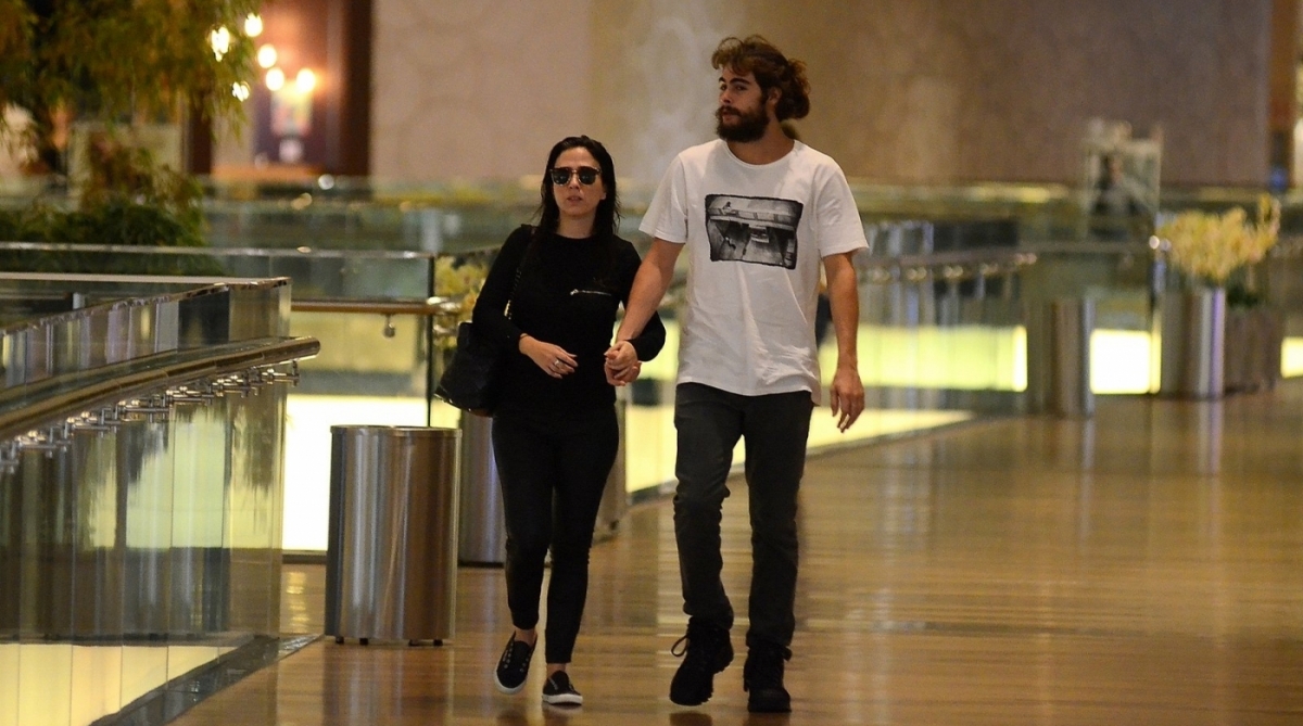Tatá Werneck e Rafael Vitti passeiam no shopping