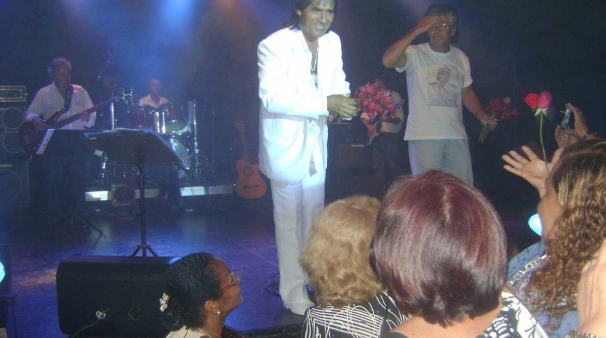 Carlos Evanney faz show em homenagem às mulheres no Rival