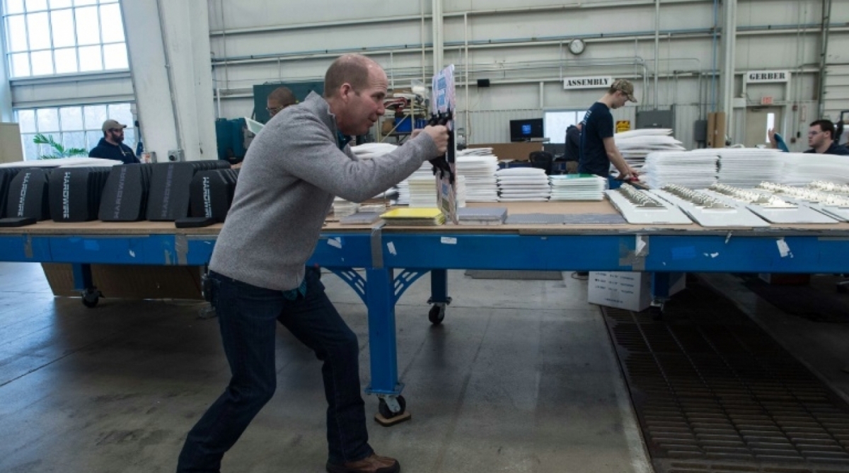 George Tunis de companhia especializada em proteção à prova de balas, mostra como usar um quadro que serve como escudo para balas de fuzis de assalto, em sua fábrica de Pocomoke City (Maryland).