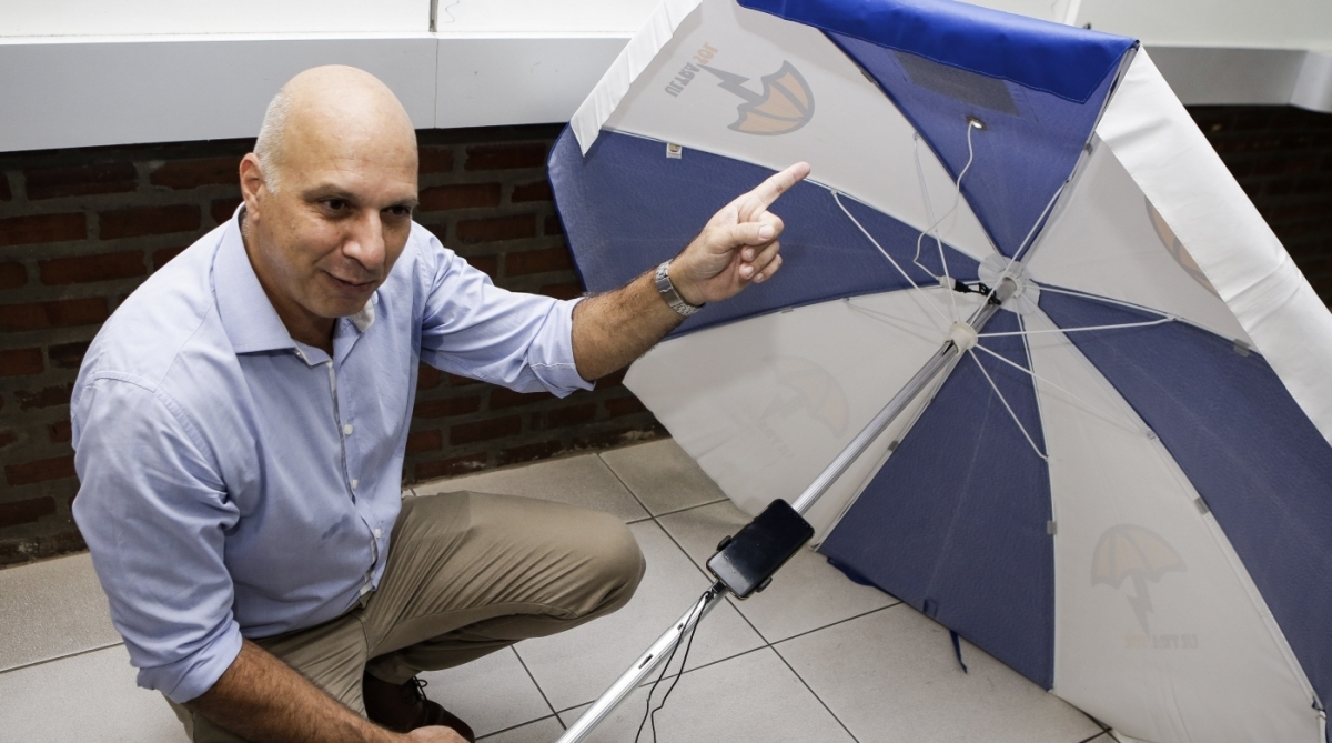 07/03/2018 - ESPECIAL BAIXADA - Alunos da Faetec criam guarda sol que carrega celular. Foto: Luciano Belford / Agencia O Dia
