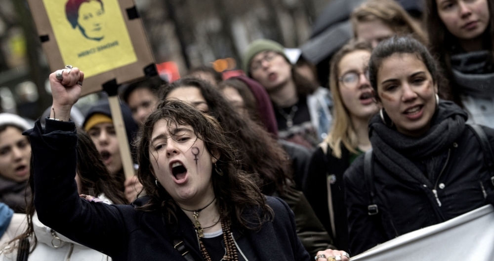 Demonstrators hold placards in Paris on March 8, 2018 during a demonstration called by feminists association to mark International Women's Day. / AFP PHOTO / CHRISTOPHE ARCHAMBAULT