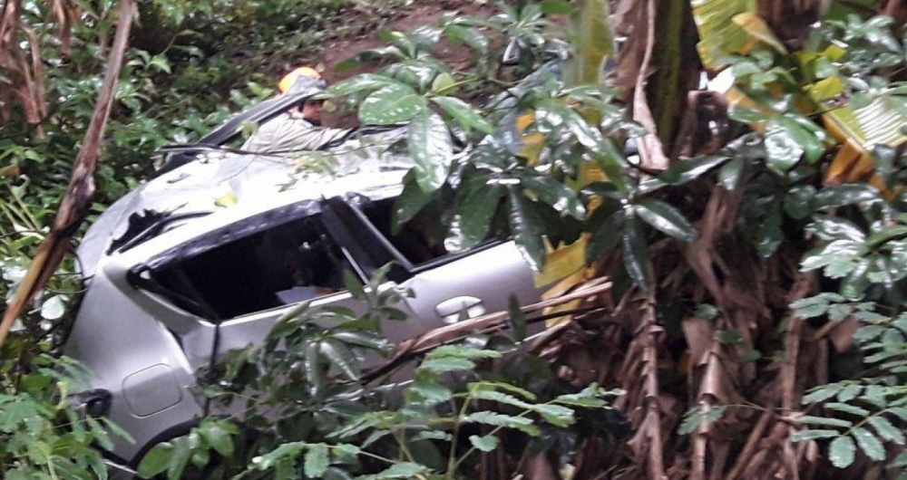 Ve�culo de policial caiu de viaduto em uma ribanceira. PM morreu no local