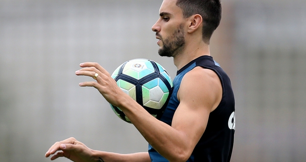 Rodrigo Pimp�o domina a bola em treino do Botafogo