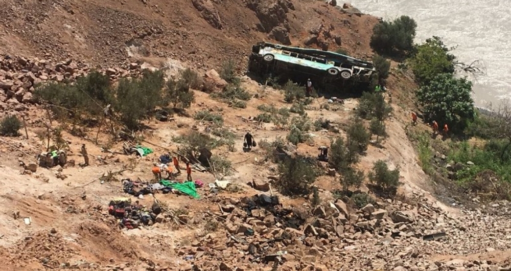 Ônibus cai em abismo de 100 metros no Peru