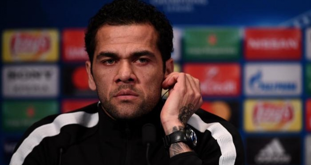 Daniel Alves ironizou cr�tica de Balotelli