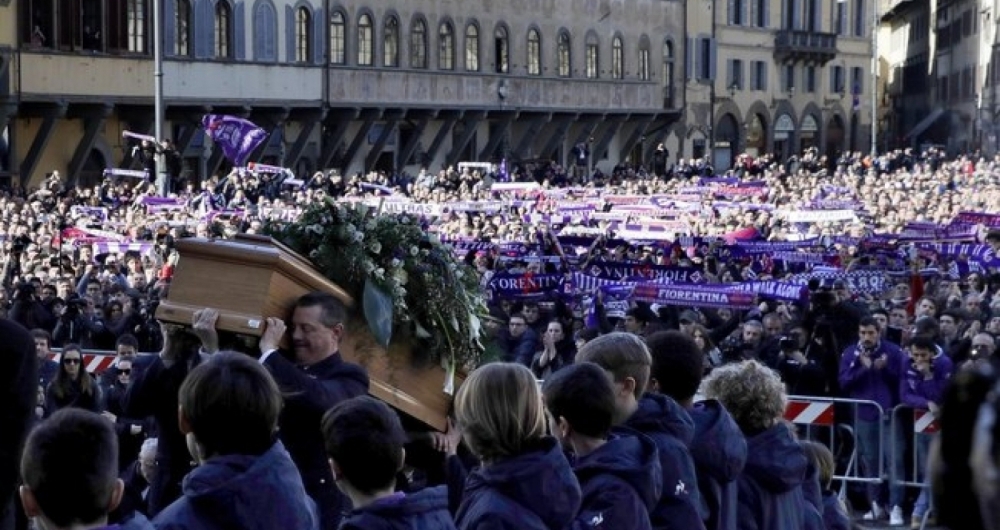 Astori continua sendo homenageado pela Fiorentina