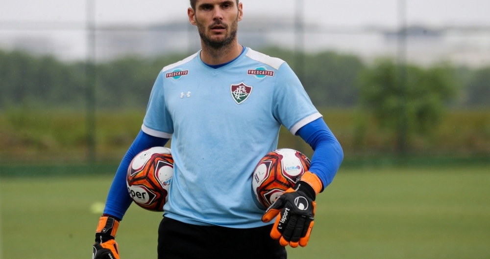 Goleiro tricolor festeja o retorno ao Maracan�, em jogo com o Nova Igua�u, apesar do preju�zo financeiro