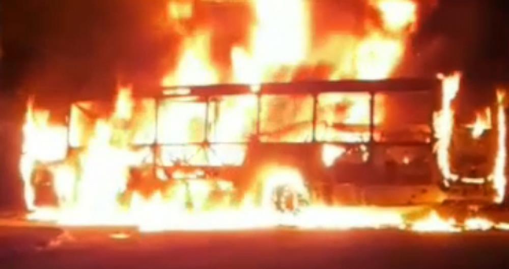 Bandidos incendeiam ônibus em Parque Paulista, em Santa Cruz da Serra