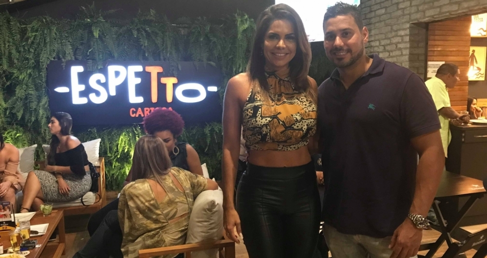 Raíssa Machado e o empresário Leandro Souza na inauguração do Espetto Carioca de Niterói