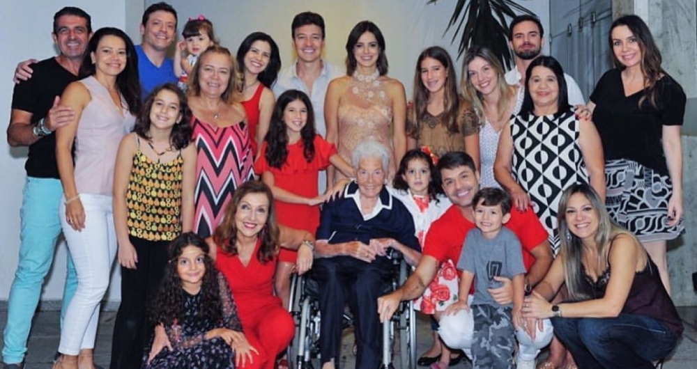 Rodrigo Faro posa com a fam�lia reunida no Natal