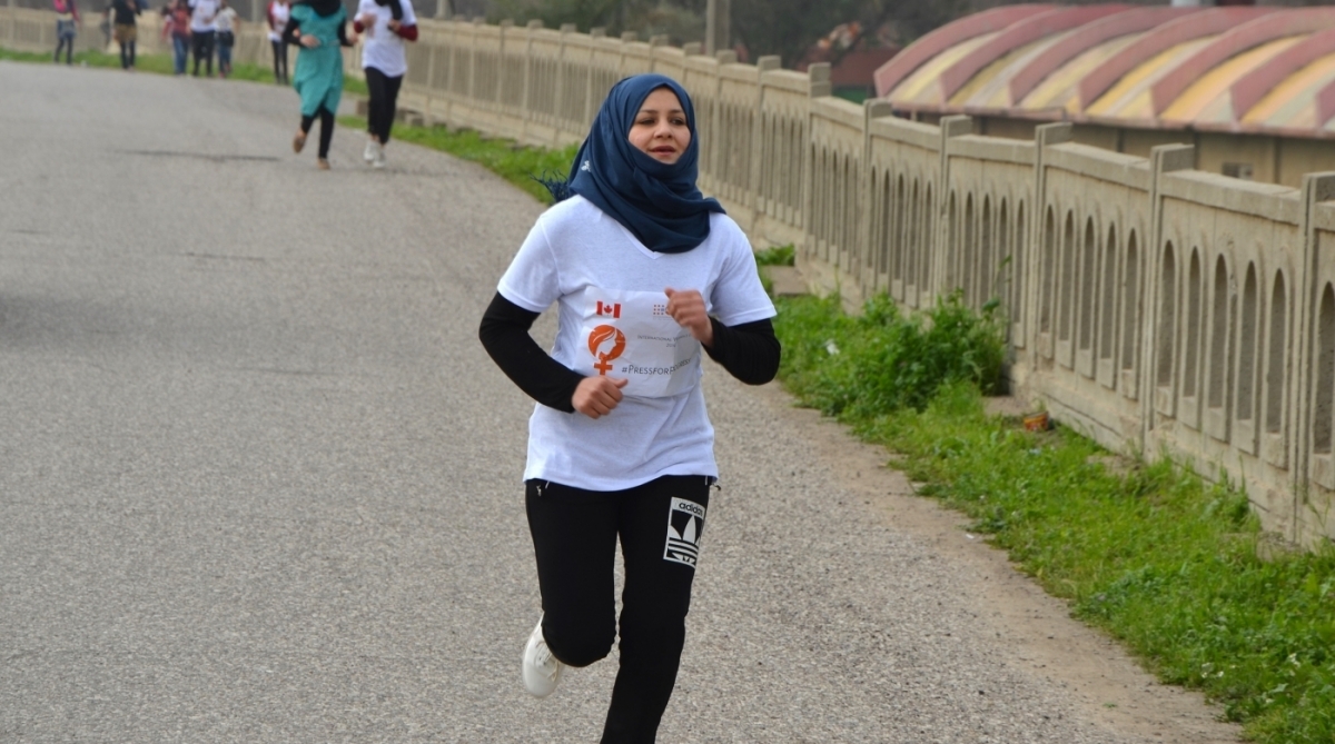 Iraqi women take part in a symbolic 900-metres marathon to mark Women's Day in the former embattled city of Mosul on March 8, 2018 eight months after Iraqi forces retook the northern Iraqi city from Islamic State (IS) jihadists. / AFP PHOTO / Ahmad MUWAFAQ