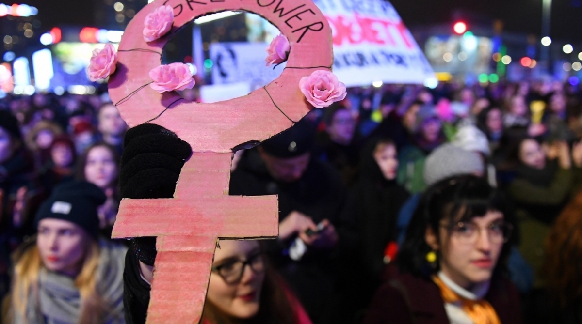 A woman holds a cardboard in the shape of female sign during a march marking International Women's Day on March 8, 2018 in Warsaw. / AFP PHOTO / JANEK SKARZYNSKI
Caption