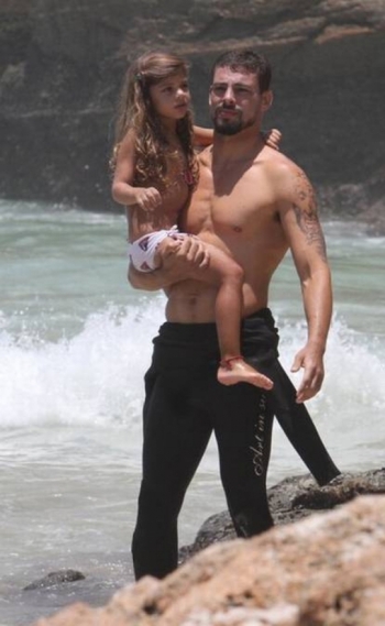 Cau� Reymond e a filha Sofia na praia.