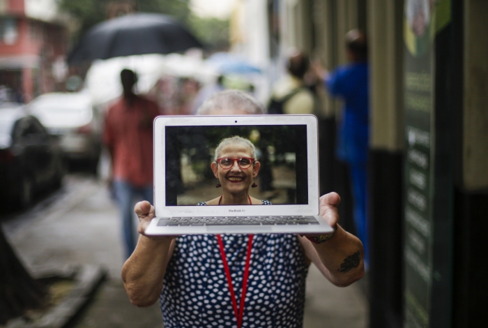 Maria Jos� Reis, de 60 anos, perdeu a conta de quantos aplicativos tem instalados
no celular