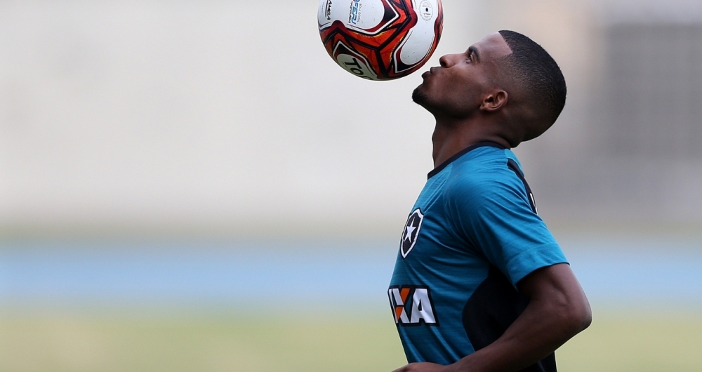 Ezequiel brinca com a bola durante treino: d�vida de Alberto Valentim