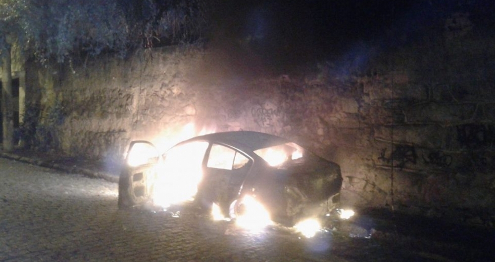 Carro com um corpo dentro foi incendiado em Santa Teresa