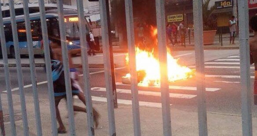 Protesto na C�ndido Ben�cio na Pra�a Seca