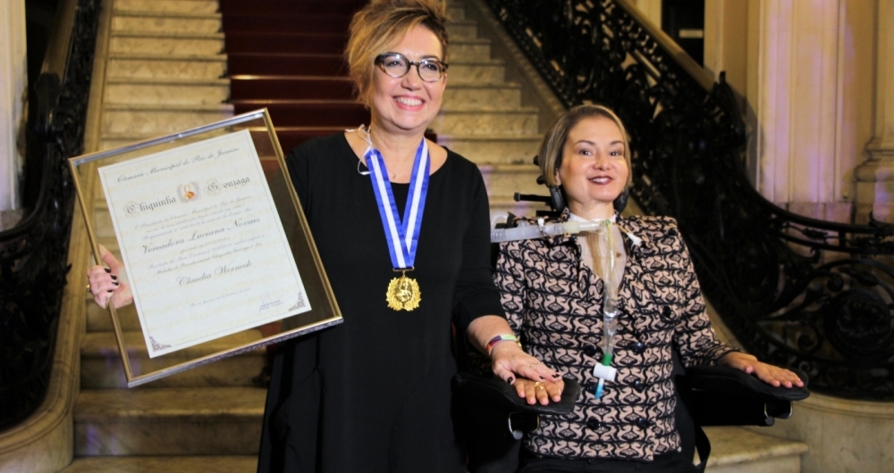 Claudia Werneck exibe a medalha ao lado da vereadora Luciana Novaes