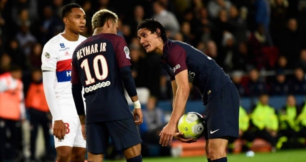 Cavani e Neymar discutem sobre quem deve bater a falta